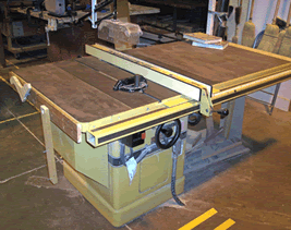 a wood working table that is clean and is in a very neat and clean wood shop